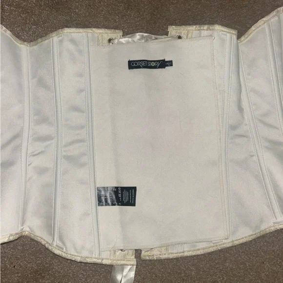 Cream Lace Corset Story Corset - Picture 4 of 5